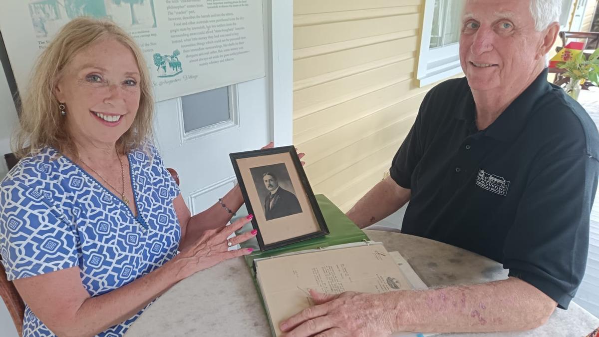 Julia Vail y el historiador Paul L. Weaver
