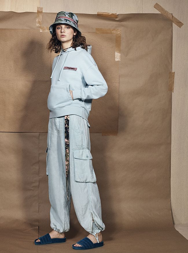 Sudadera y pantalones cargo de la segunda colección de Zara SRPLS