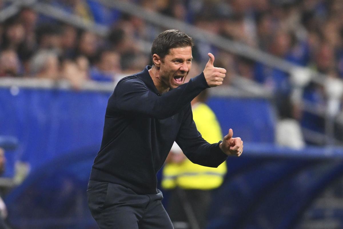 Xabi Alonso da instrucciones durante el Real Oviedo - Real Madrid de LaLiga 2025/26