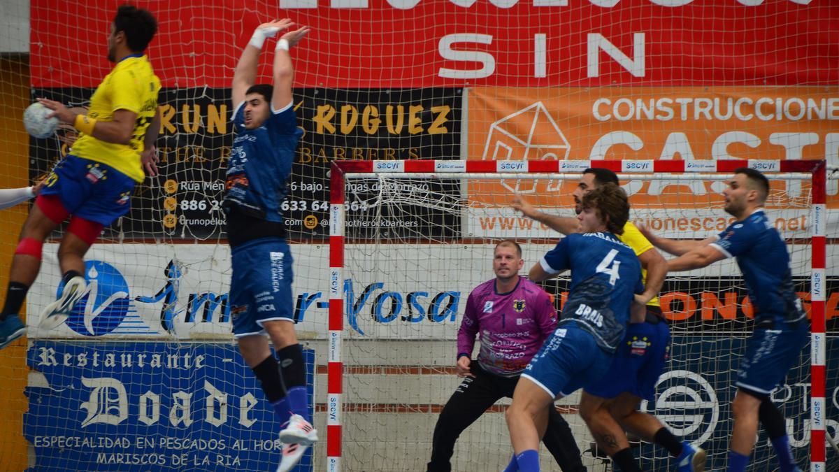 Las paradas de Javi Díaz fueron cruciales para mantener a su equipo en el partido.