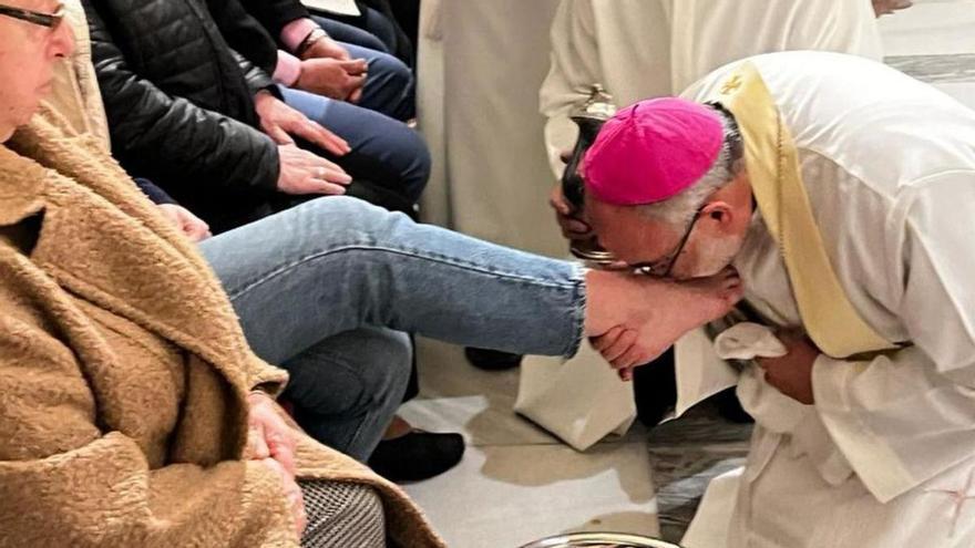 El Arzobispo lava los pies a fieles de los Estudiantes y de la Adoración Nocturna