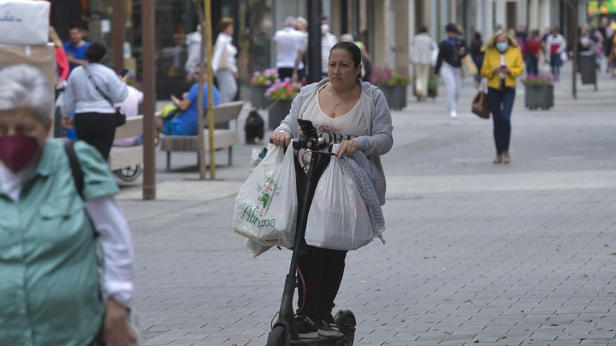 Imagen de la última jornada con mascarillas, el pasado 19 de abril, en la Avenida Mesa y López, en Las Palmas de Gran Canaria