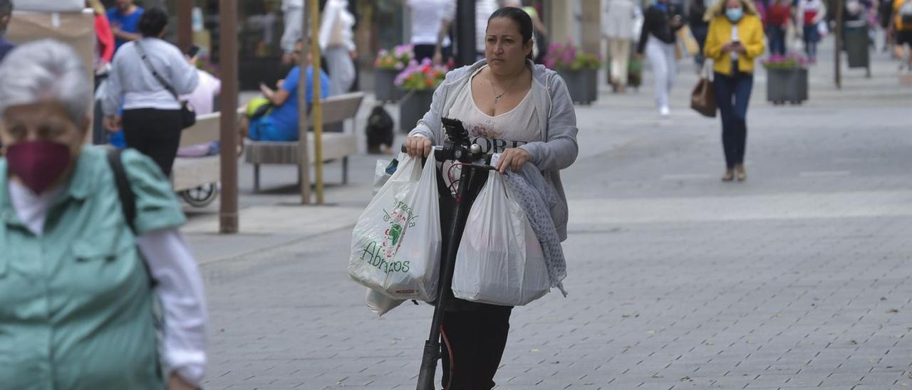 Imagen de la última jornada con mascarillas, el pasado 19 de abril, en la Avenida Mesa y López. | | ANDRÉS CRUZ