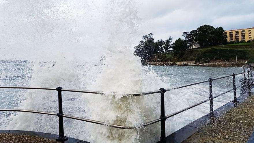 Las olas golpean con furia el paseo marítimo de Santa Cruz