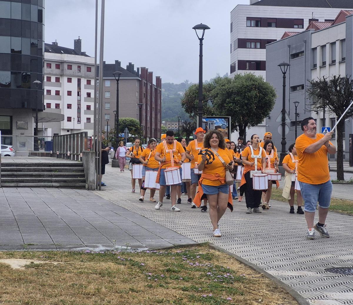 La charanga "La última y marchamos", por las calles de La Felguera.