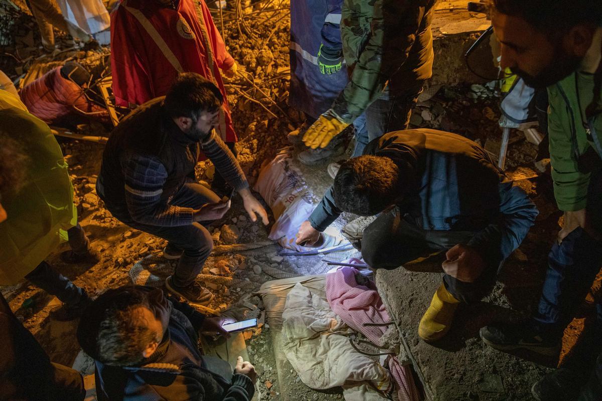 Servicios de emergencia buscan a personas bajo los escombros en Kahramanmaras, Turquía