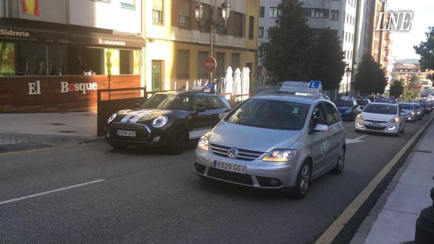 Las autoescuelas se manifiestan en Oviedo contra la huelga de examinadores