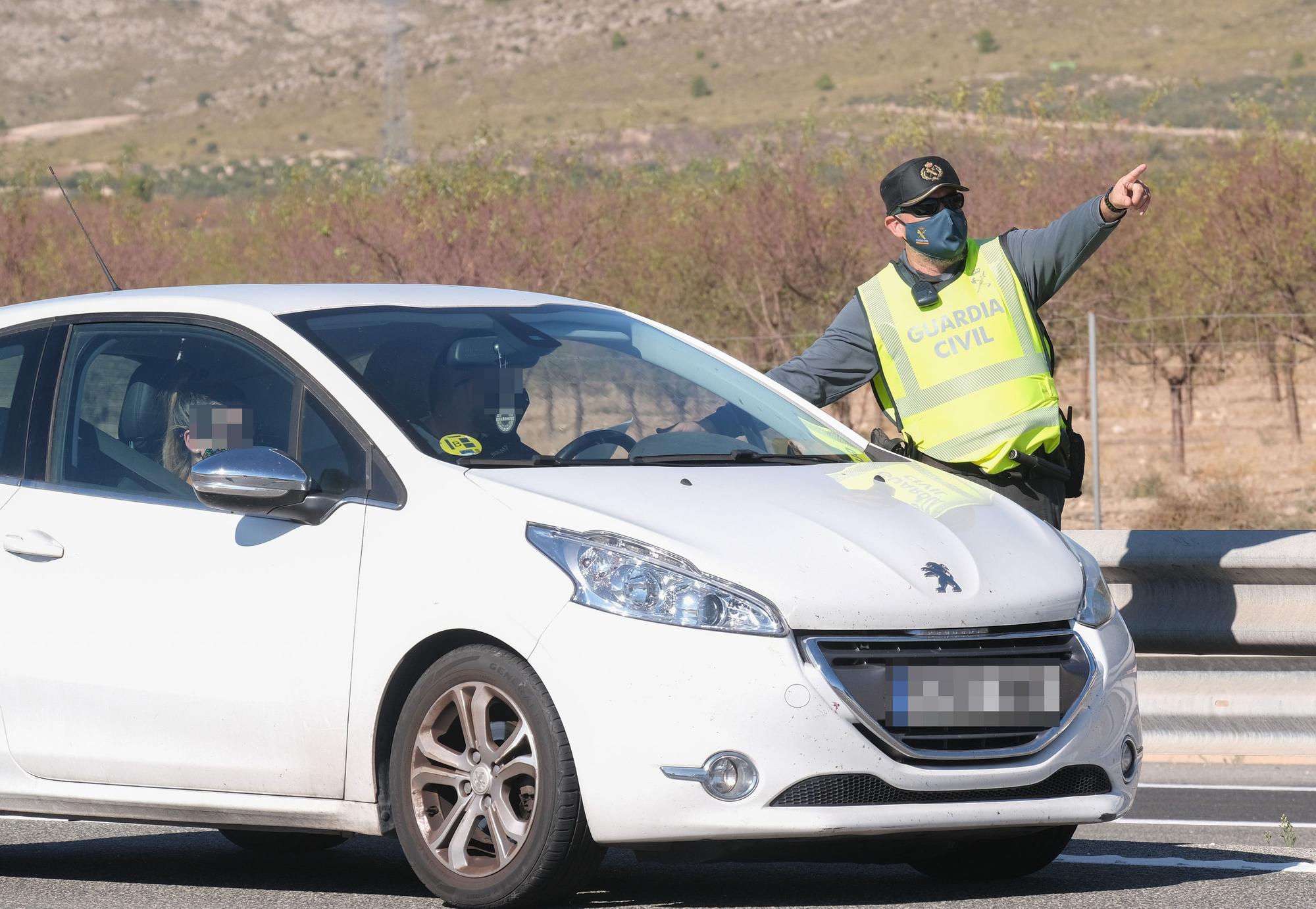 Controles en la autovía tras el cierre perimetral de la Comunidad Valenciana