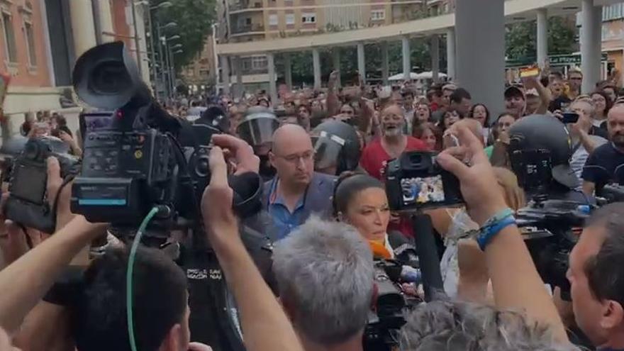 Macarena Olona, recibida a gritos en Murcia
