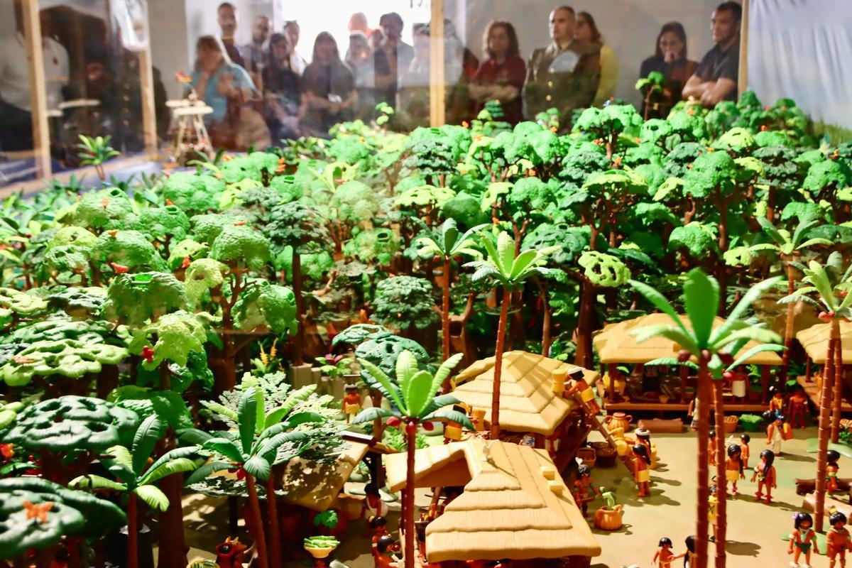 Algunas de las narrativas hechas con Playmobils presentes en la exposición.