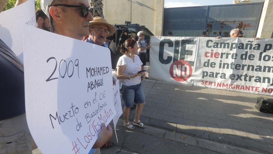 Protesta convocada por CIE&#039;s No ayer tarde ante el complejo policial de Zapadores.