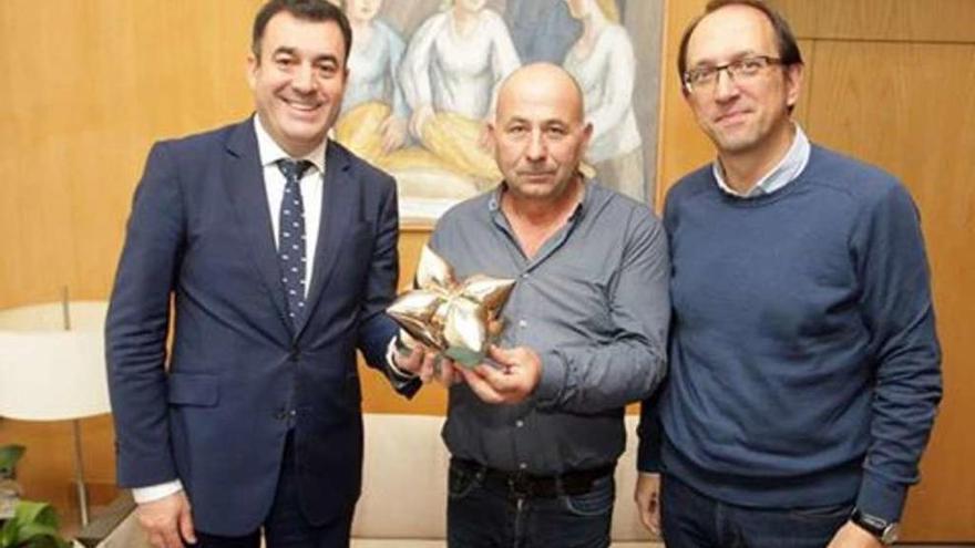 Rodríguez, Manolo Paz y Lorenzo posan con la obra del escultor cambadés.