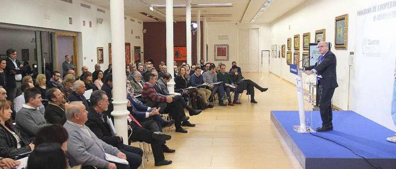 José Manuel Baltar presentó ayer el proyecto en el centro cultural Marcos Valcárcel. // Iñaki Osorio