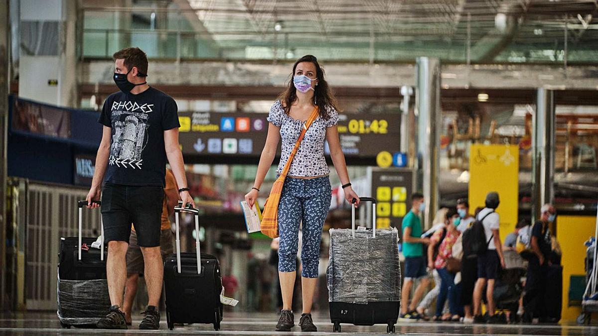 Turistas en el Aeropuerto Tenerife Sur Reina Sofía en julio del año pasado. | | ANDRÉS GUTIÉRREZ