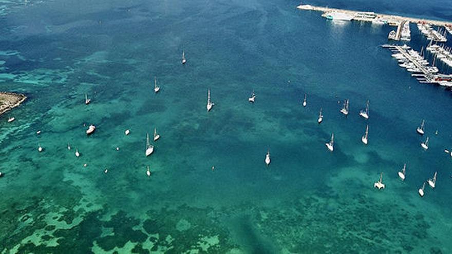 Foto de la bahía de Portmany captada por un dron estos días, en la que se pueden contar una treintena de embarcaciones.