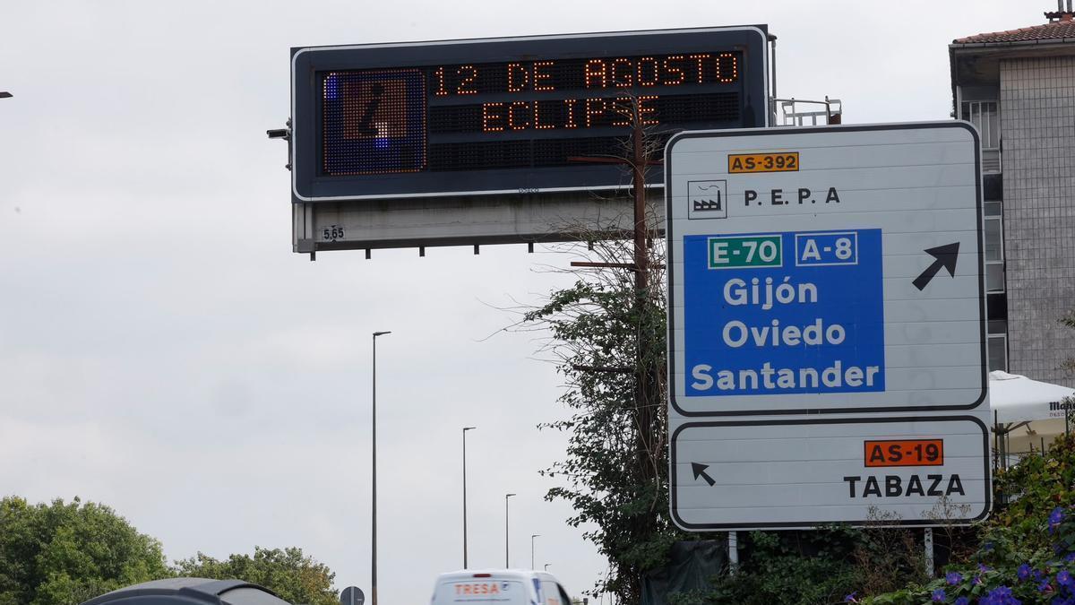 Señalez en la autovía relativas al eclipse, este mediodía, en Asturias.