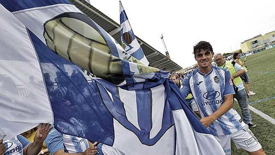 Francesc Fullana posa con la bandera del AtlÃ©tico Baleares al finalizar el partido.