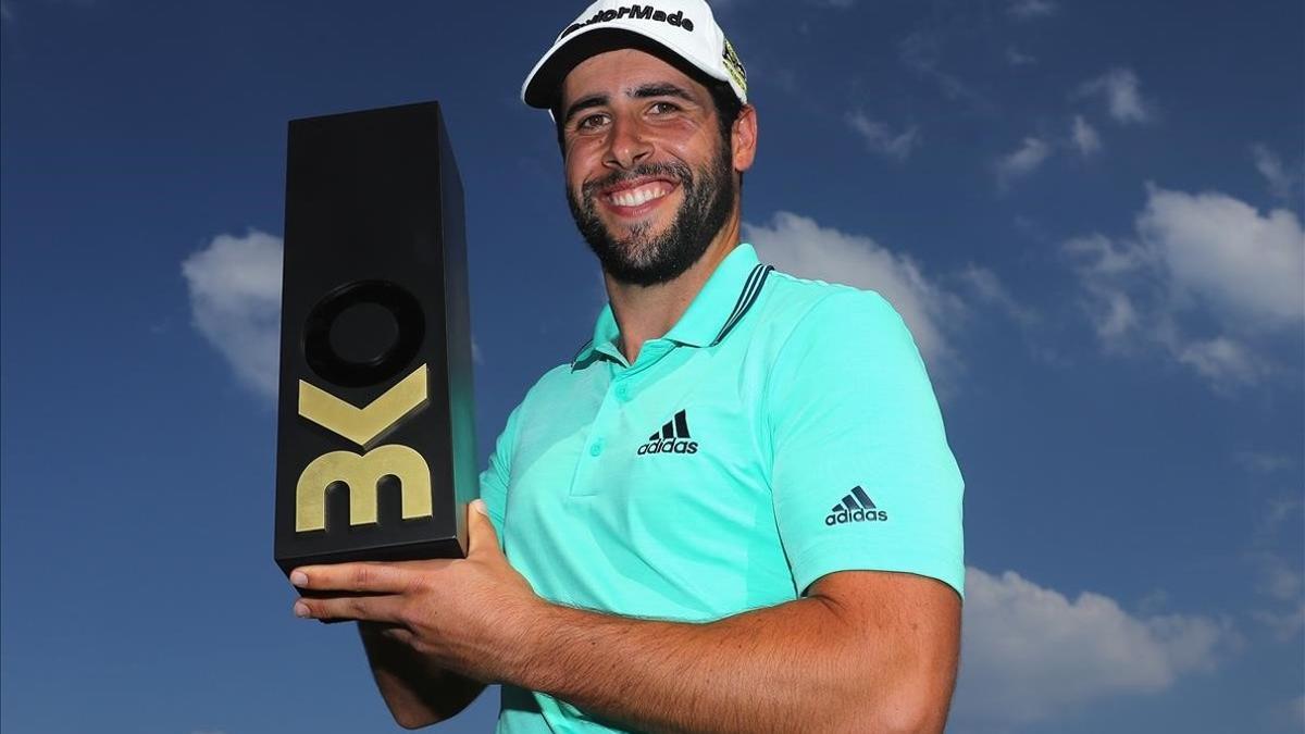 Adrian Otaegui, con el trofeo de ganador en Amberes