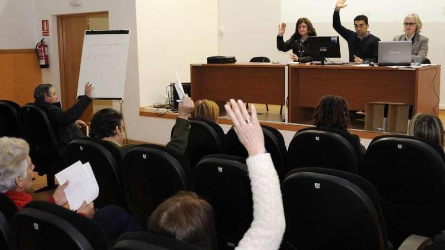 Asistentes a la asamblea del GDR, ayer, durante una votación. // Bernabé/Javier Lalín