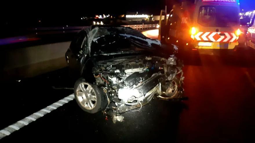 Uno de los vehículos implicados en la colisión en la autopista del Sur de Tenerife.