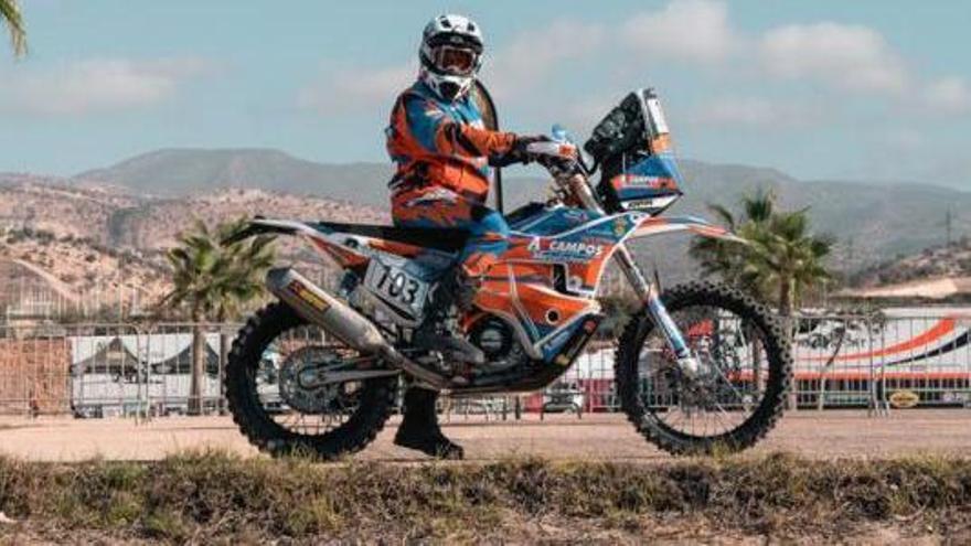 El piloto estradense, ayer, en Agadir, antes de las verificaciones técnicas. |