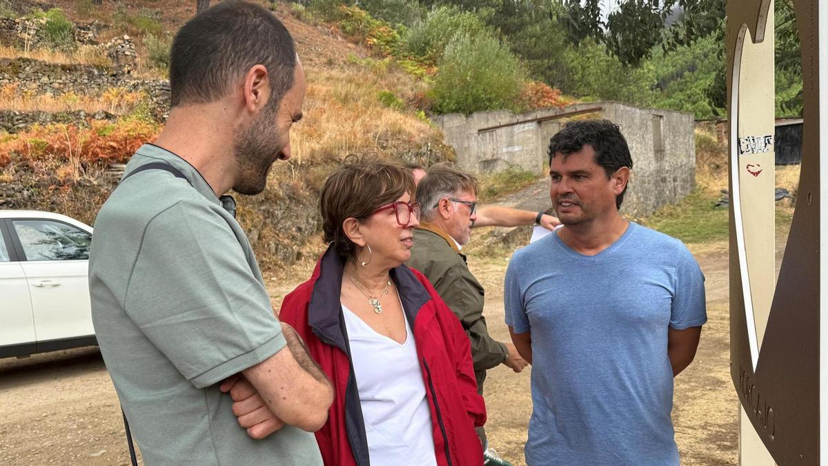 Visita de la consejera Mercedes Morán a la zona afectada por el incendio, este lunes.