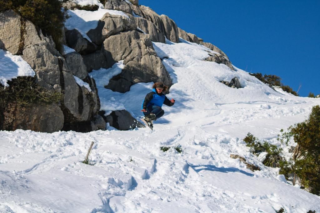 FOTOS | Dos mallorquines practican snowboard en el Puig Tomir