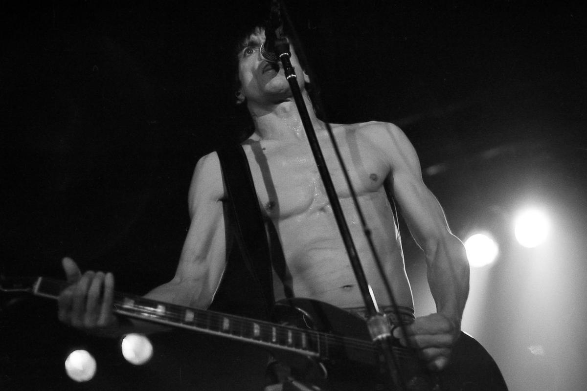 Iggy Pop con la guitarra segundos antes de lanzarle un escupitajo al fotógrafo.