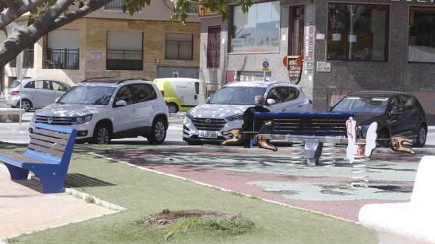 Coches aparcados en la zona de la plaza Félix Rodríguez de la Fuente, en Santa Pola.