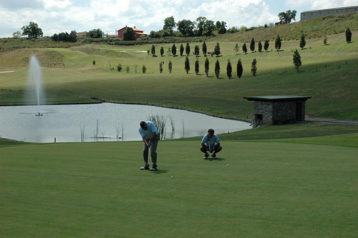 Jugadores en el campo de golf de Villaviciosa.