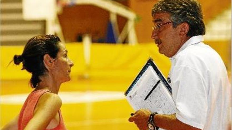 Anna Caula parlant amb Ramon Jordana abans d&#039;un entrenament del primer equip a Fontajau.
