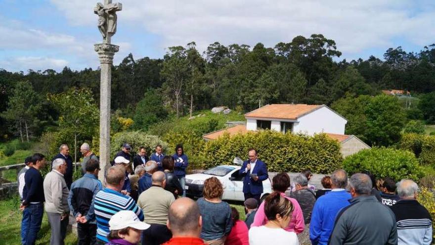 José Enrique Sotelo se dirige ayer al público durante un mitin al aire libre. // FdV