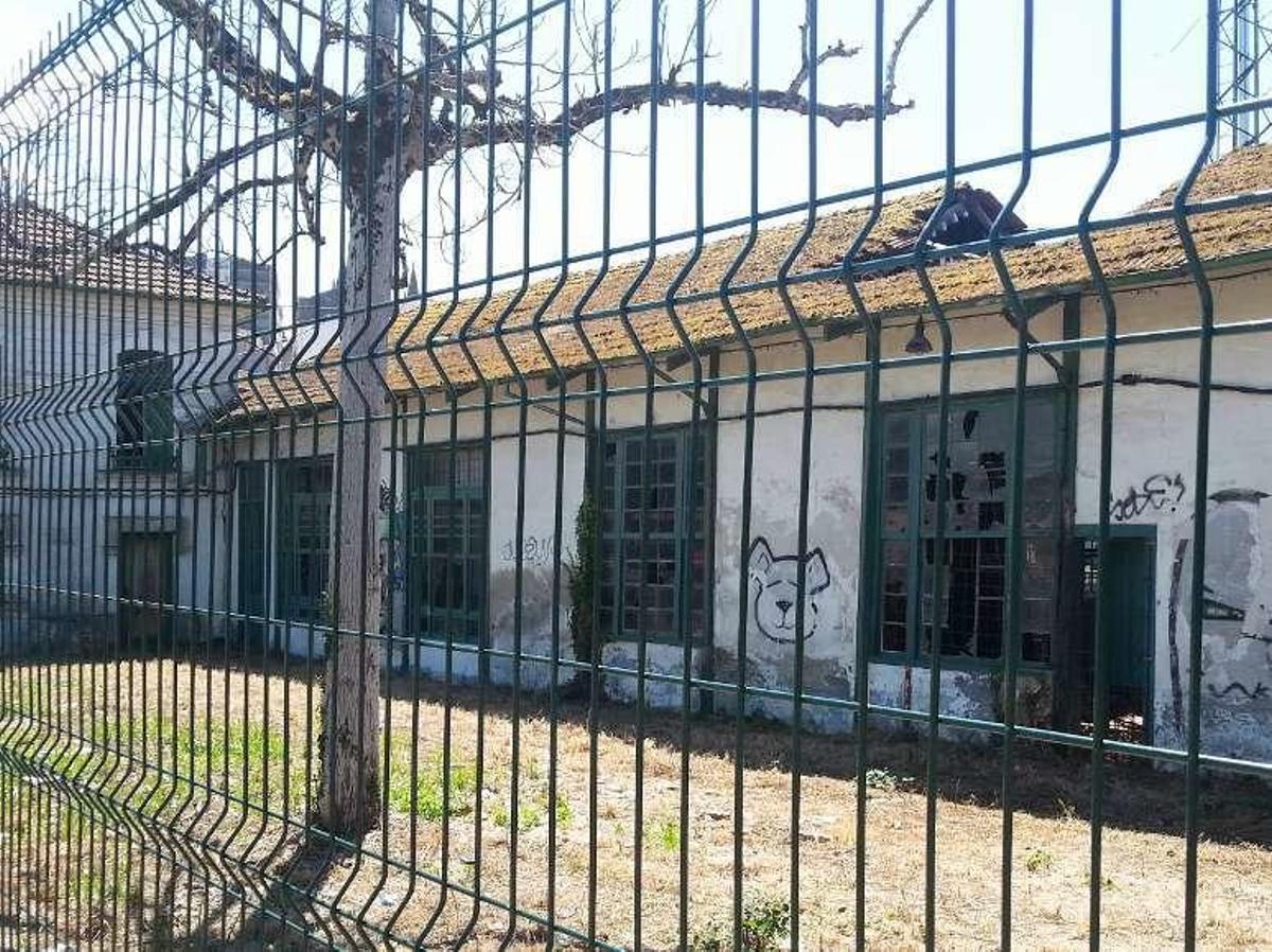 Exterior de la antigua fábrica de la luz, con parte de la cubierta derruida