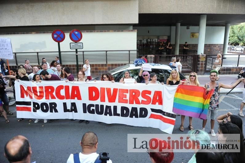 Concentración LGTBI en protesta por la manifestación neonazi del sábado