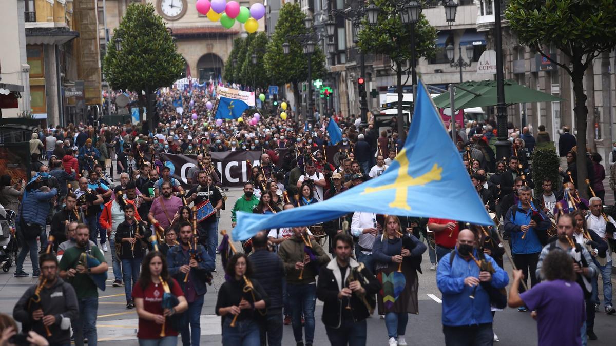 Los partidarios de la cooficialidad del asturiano se manifiestan en Oviedo