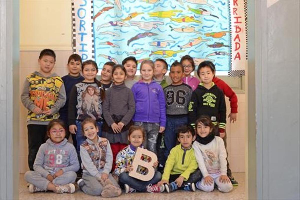 Alumnes de 1r de l’Escola Miquel Bleach posen amb el premi. Alumnes de 1r de l’Escola Miquel Bleach posen amb el premi.