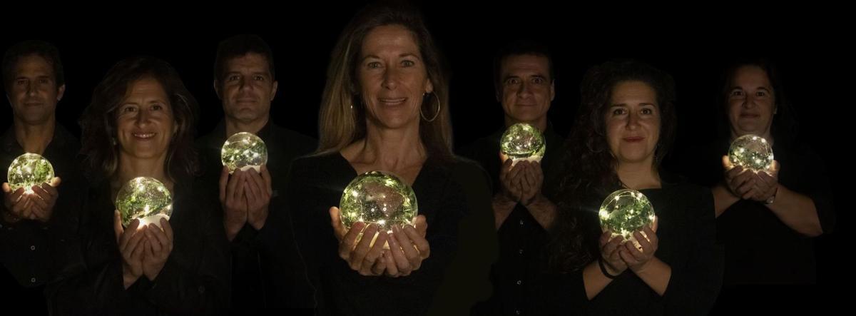 Begoña de la Iglesia (vorne Mitte) gehört schon seit 1994 zum Ensemble Cap Pela, das sowohl mallorquinische als auch spanische und internationale Weihnachtslieder in der A-cappella-Version präsentiert. | FOTO: CAP PELA