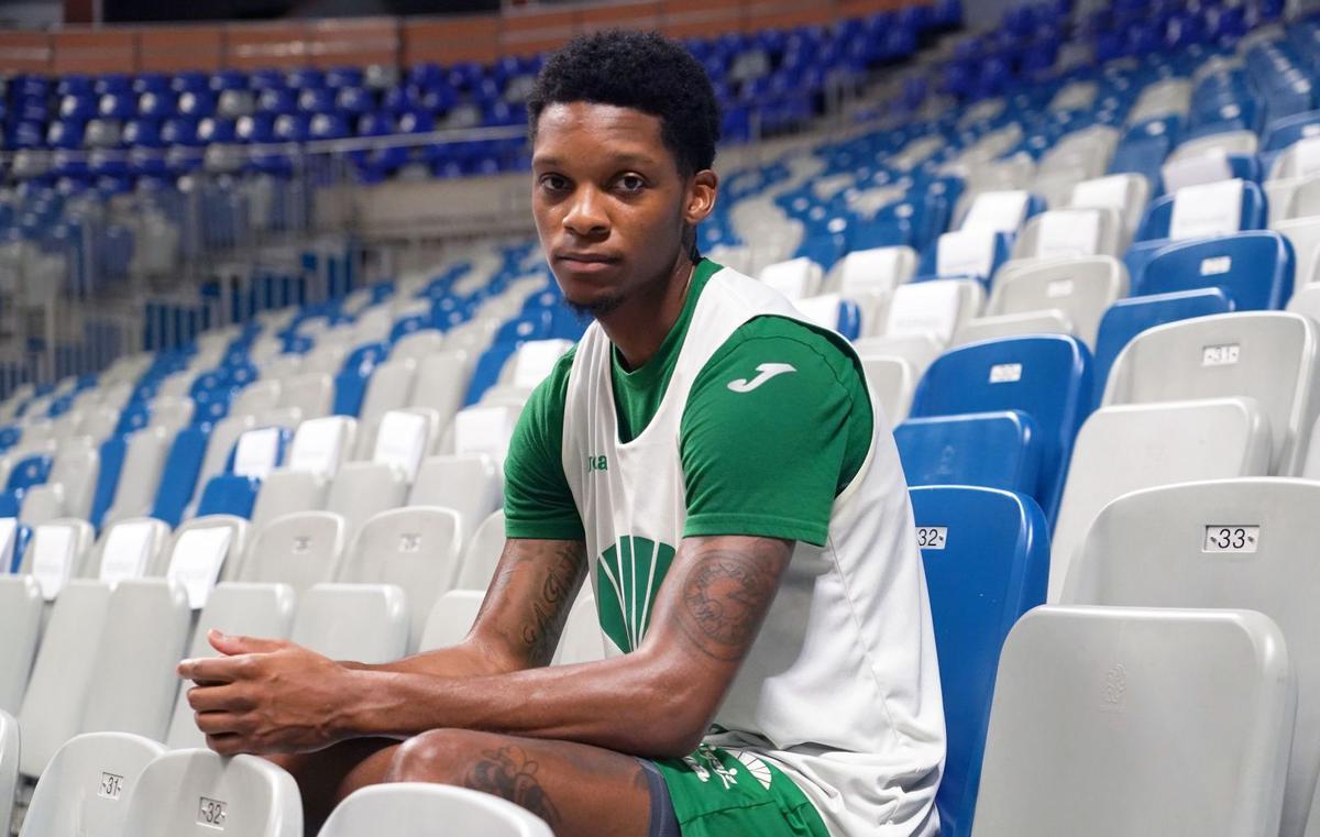 Tyson Carter, que cumple su segunda temporada en el Unicaja, posa para La Opinión de Málaga en la grada del Palacio Martín Carpena. | ÁLEX ZEA