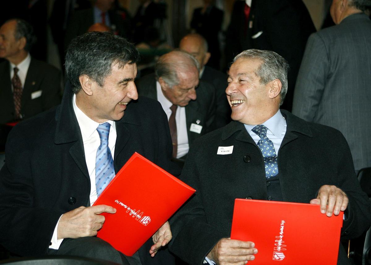 Fotografía de José Huesca, en la que puede verse en una imagen de archivo del 6 de marzo de 2007 a los exjugadores del Atlético de Madrid José Eulogio Gárate (i) y Enrique Collar (d).
