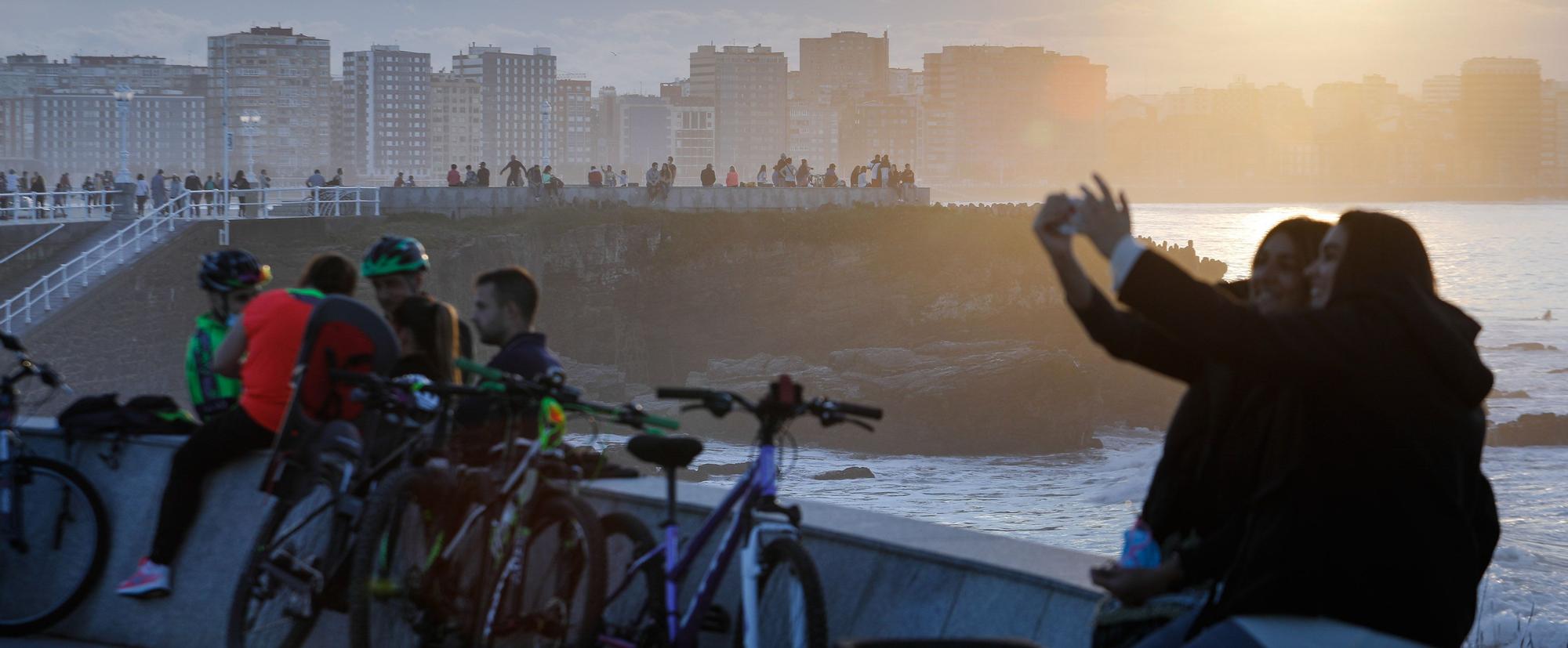 Buen tiempo y mucha gente en Gijón