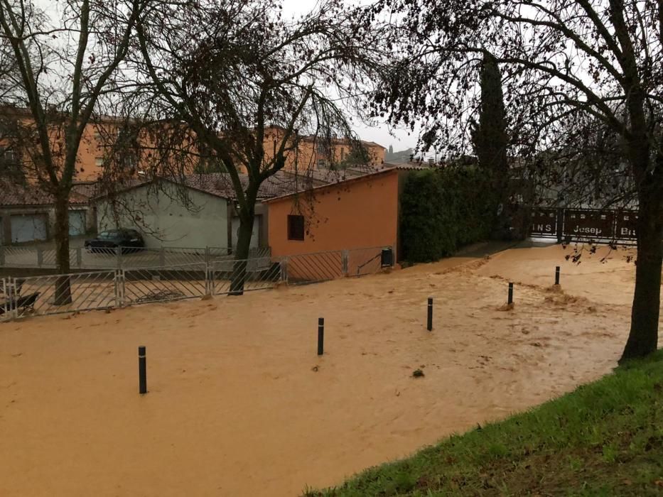 L'acumulació d'aigua impedeix l'accés a l'institut Brugulat