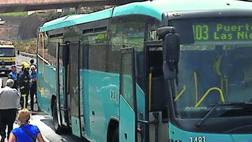 Un incendio en una guagua obliga a evacuar a los 40 pasajeros en Arucas