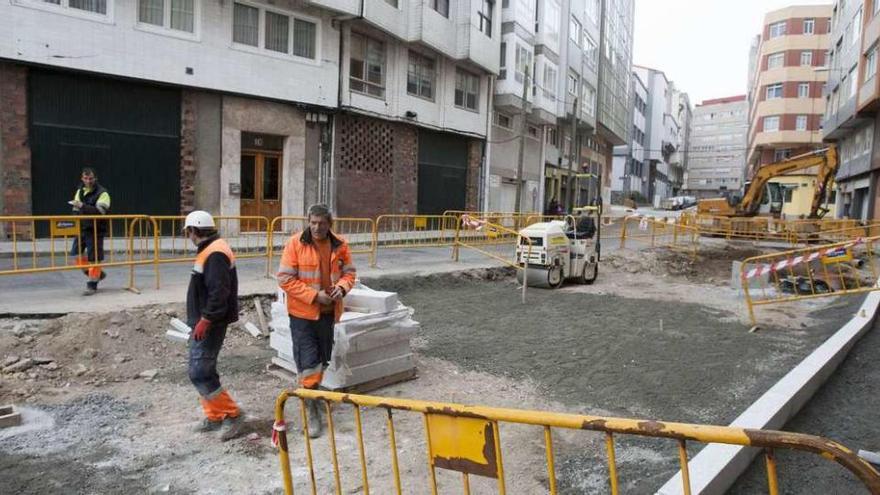 Obras de renovación del pavimento en la calle Monte das Moas.