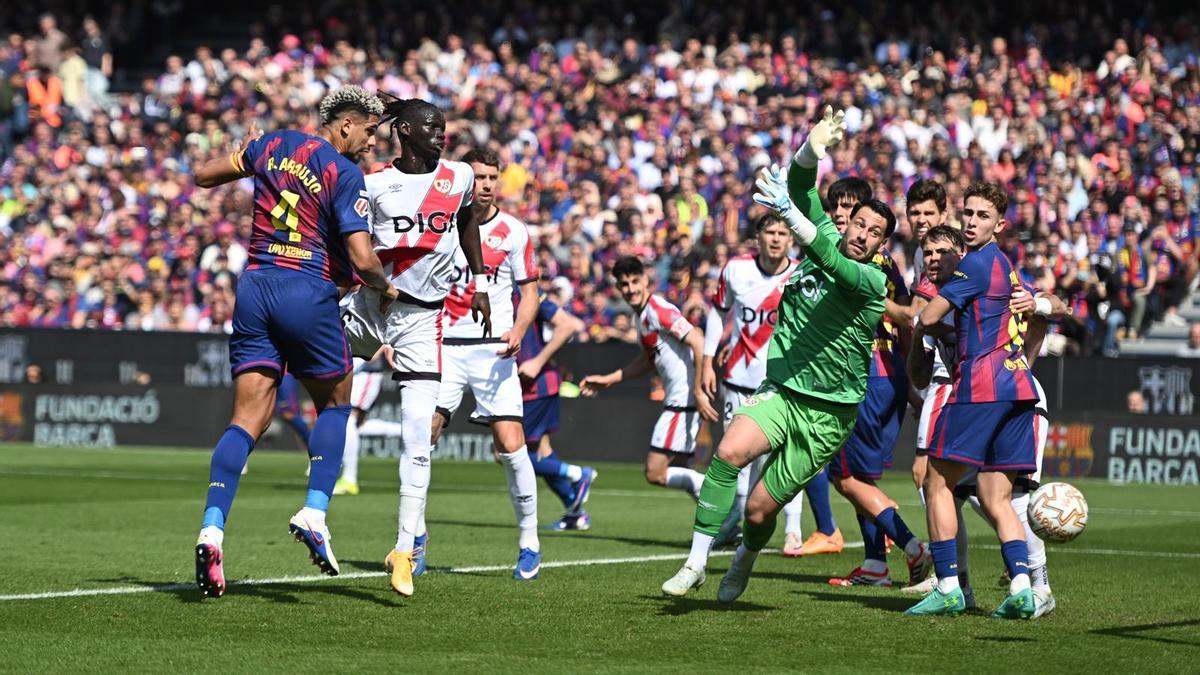 Batalla se ve batido tras el cabezazo de Araujo, que se impone en el salto a Pathé Ciss.