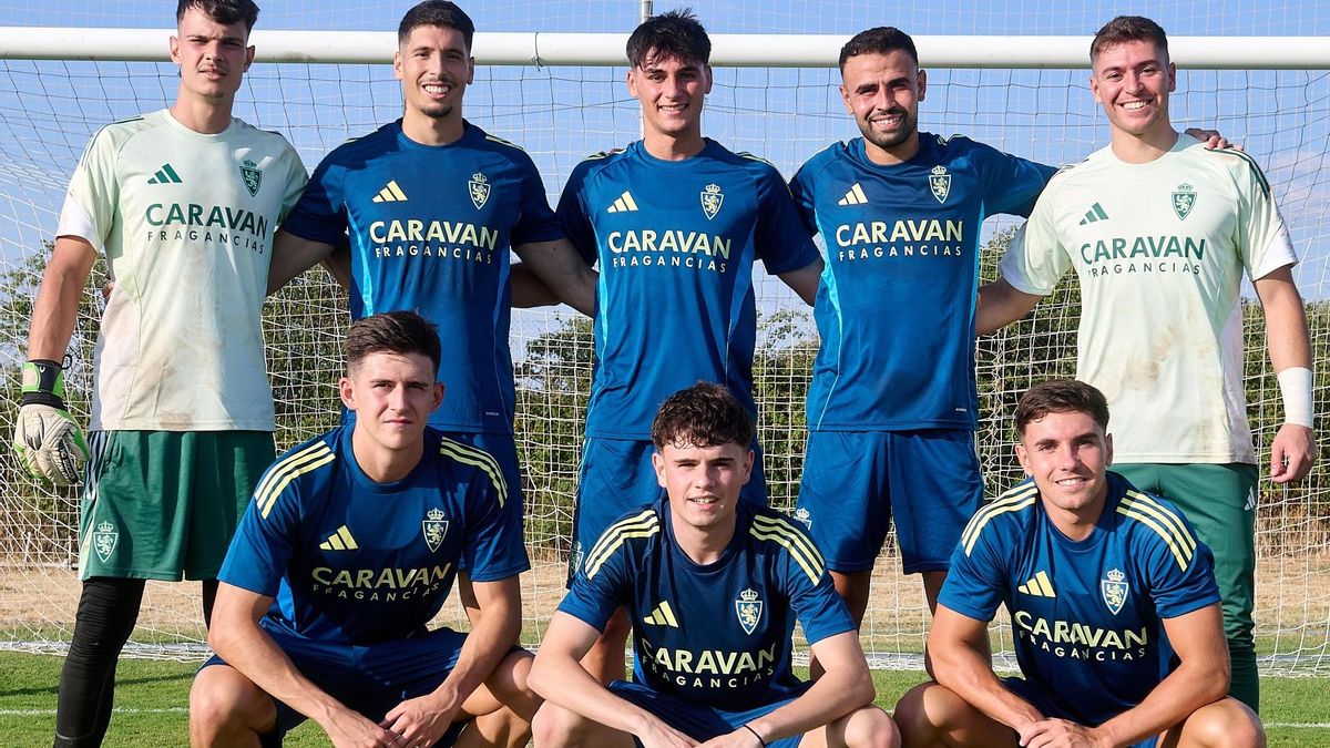 Obón, Carrillo, Barrachina, Vallejo y Calavia, arriba, Terrer, Pinilla y Cortés, en la fuila de abajo, en el campo de entrenamiento en el stage.