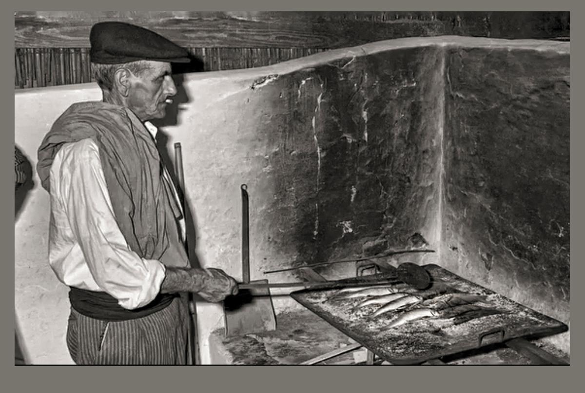 El fundador del restaurante Casa Salvador, que la familia regenta durante cuatro generaciones en l'Estany, asando 'llises'.