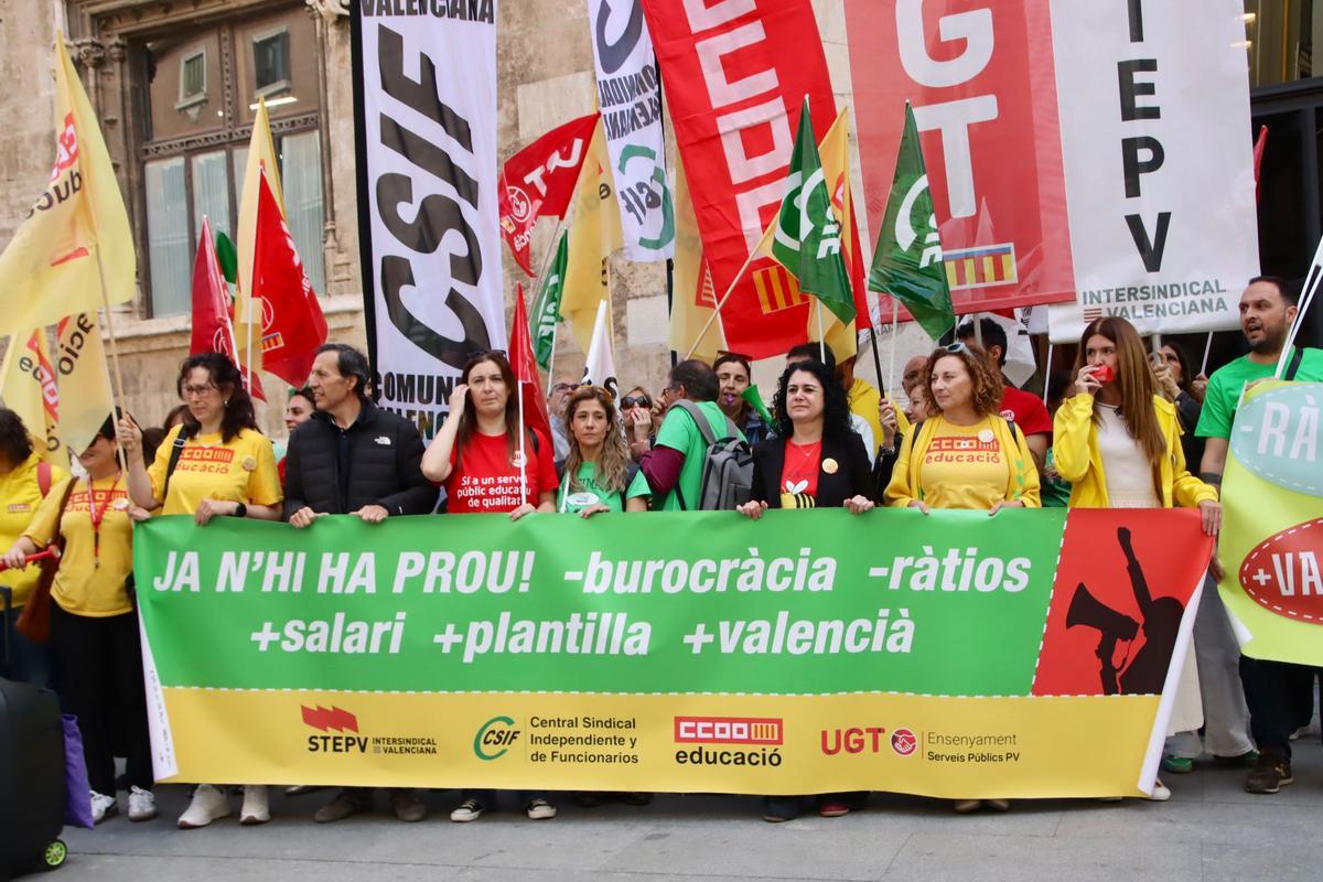 Los sindicatos de profesores apuntan directamente a Pérez Llorca: "Queremos negociar" Los sindicatos de profesores apuntan directamente a Pérez Llorca: "Queremos negociar"