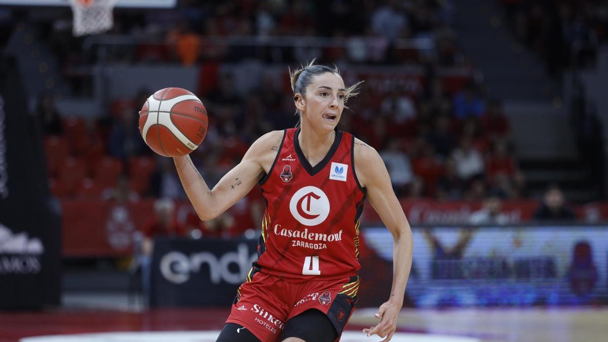 Mariona Ortiz bota el balón en el partido frente a Valencia Basket.