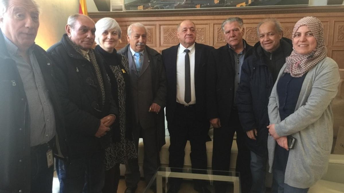 El grupo promotor del Consell Municipal del Poble Gitano de Badalona, con la alcaldesa Maria Dolors Sabater y la concejala de Participación Fátima Taleb.