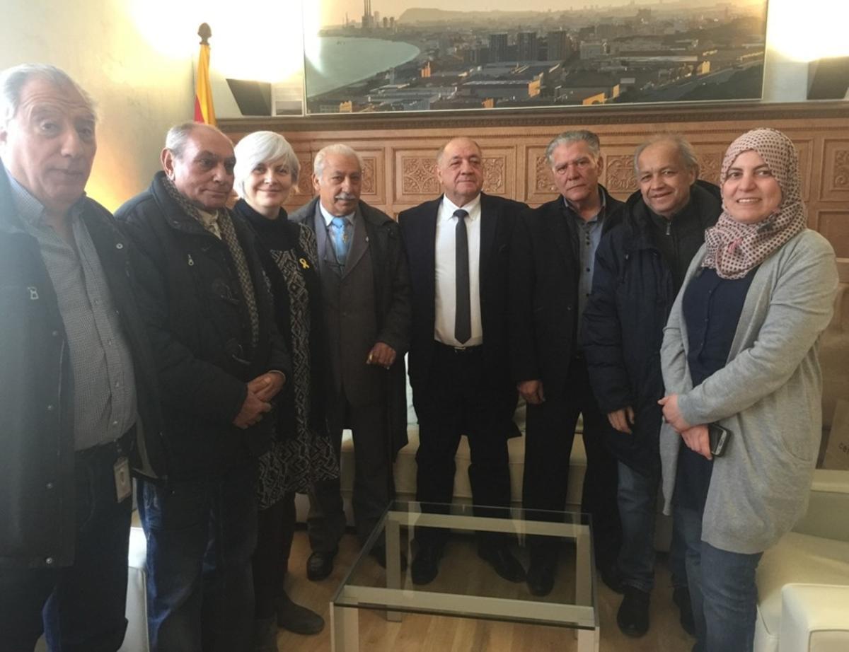  El grup promotor del Consell Municipal del Poble Gitano de Badalona, amb l’alcaldessa, Maria Dolors Sabater, i la regidora de Participació, Fátima Taleb.